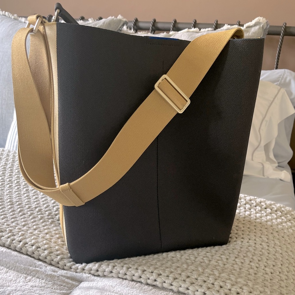Rothy’s Bucket Bag in Ink and Ivory color